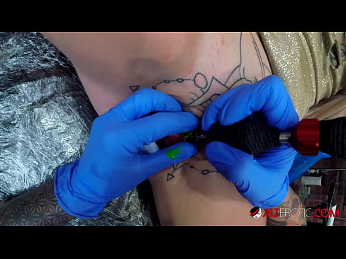 ❤️ Itin tatuiruota karšta Sully Savage gavo tatuiruotę ant savo klitorio ️ Dulkinimo video prie lt.epicshowdown.top ❌️❤